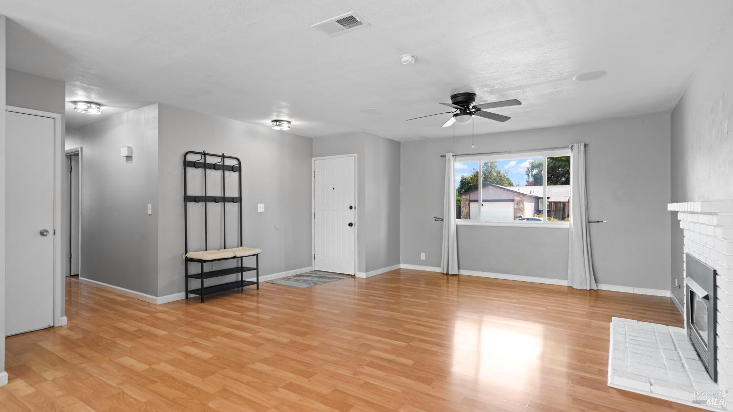 Detail Gallery Image 9 of 36 For 720 E Creekside Cir, Dixon,  CA 95620 - 4 Beds | 2 Baths