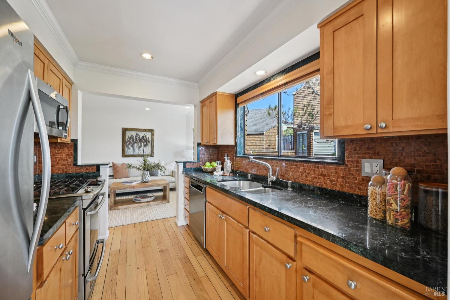 Detail Gallery Image 17 of 44 For 4 Milland Ct, Mill Valley,  CA 94941 - 3 Beds | 2/1 Baths