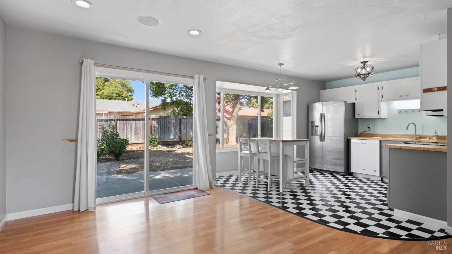 Detail Gallery Image 10 of 36 For 720 E Creekside Cir, Dixon,  CA 95620 - 4 Beds | 2 Baths