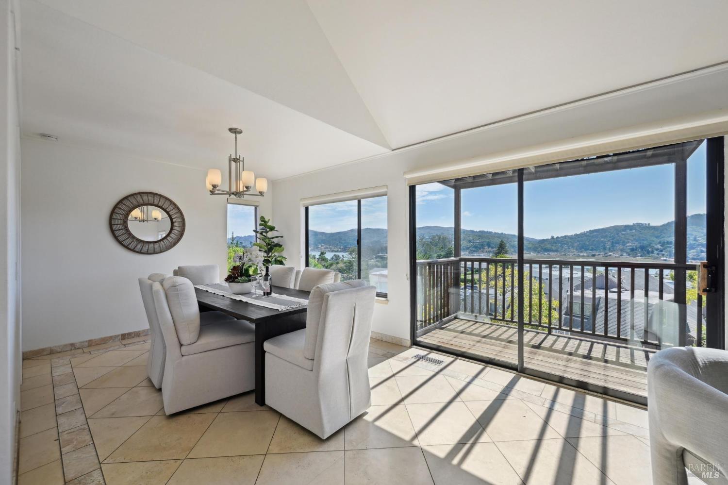 Detail Gallery Image 14 of 44 For 4 Milland Ct, Mill Valley,  CA 94941 - 3 Beds | 2/1 Baths