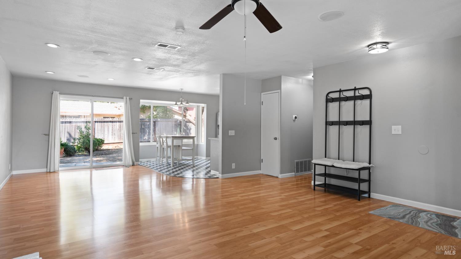 Detail Gallery Image 7 of 36 For 720 E Creekside Cir, Dixon,  CA 95620 - 4 Beds | 2 Baths