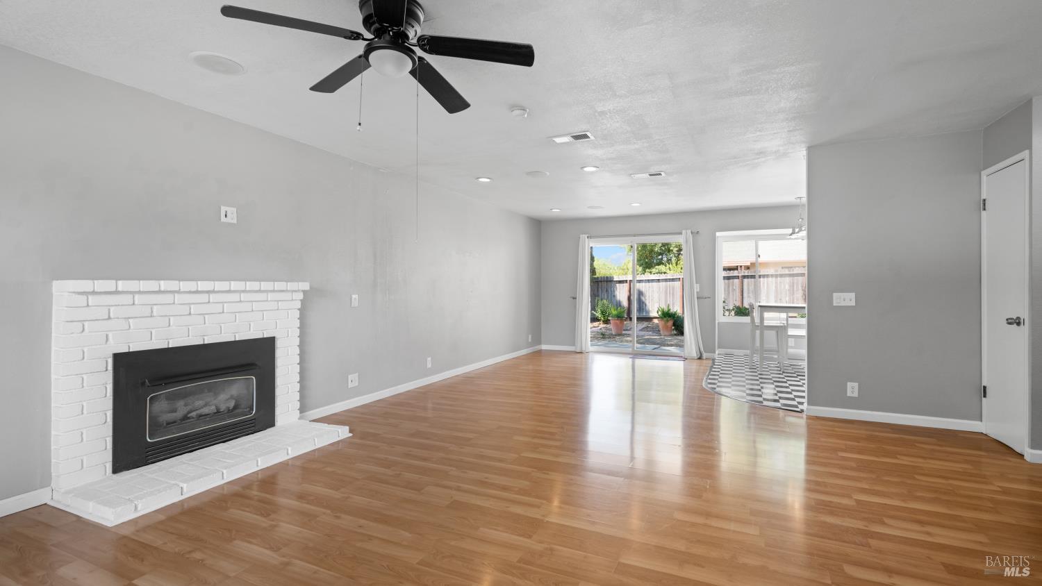 Detail Gallery Image 5 of 36 For 720 E Creekside Cir, Dixon,  CA 95620 - 4 Beds | 2 Baths