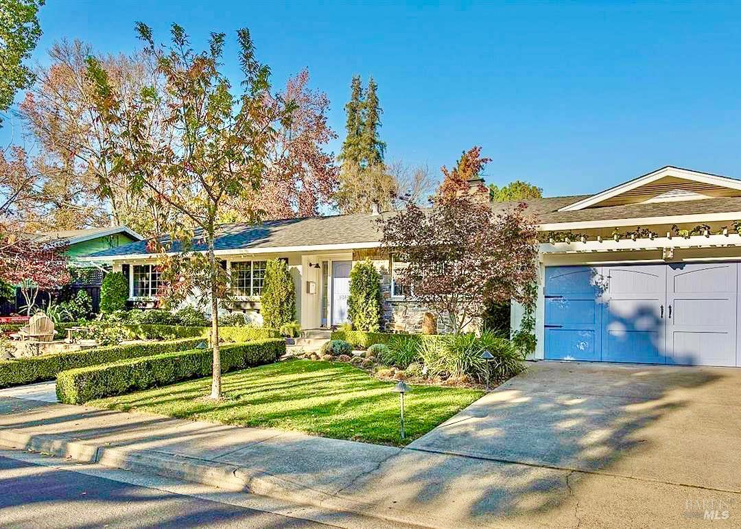Detail Gallery Image 2 of 6 For 1818 Spring Mountain Ct, Saint Helena,  CA 94574 - 3 Beds | 2 Baths