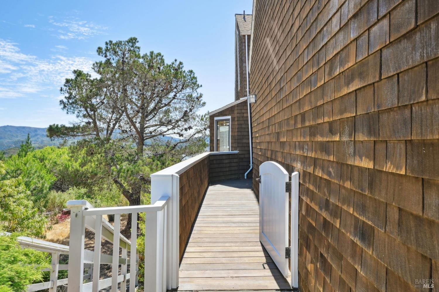 Detail Gallery Image 2 of 44 For 4 Milland Ct, Mill Valley,  CA 94941 - 3 Beds | 2/1 Baths
