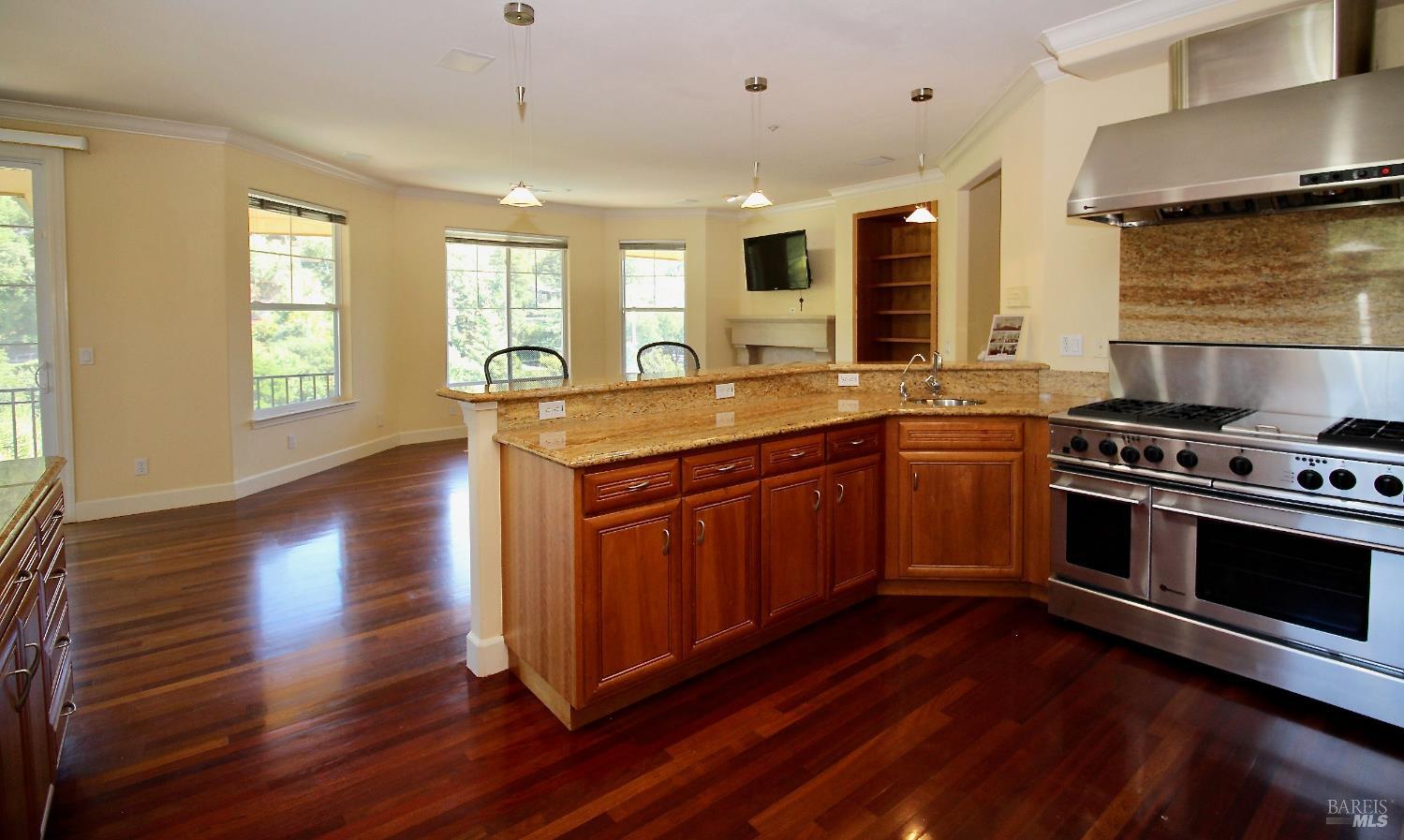 Detail Gallery Image 2 of 26 For 6 Leona Dr, San Rafael,  CA 94903 - 5 Beds | 3/1 Baths