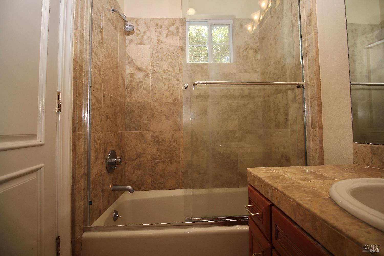Detail Gallery Image 12 of 26 For 6 Leona Dr, San Rafael,  CA 94903 - 5 Beds | 3/1 Baths