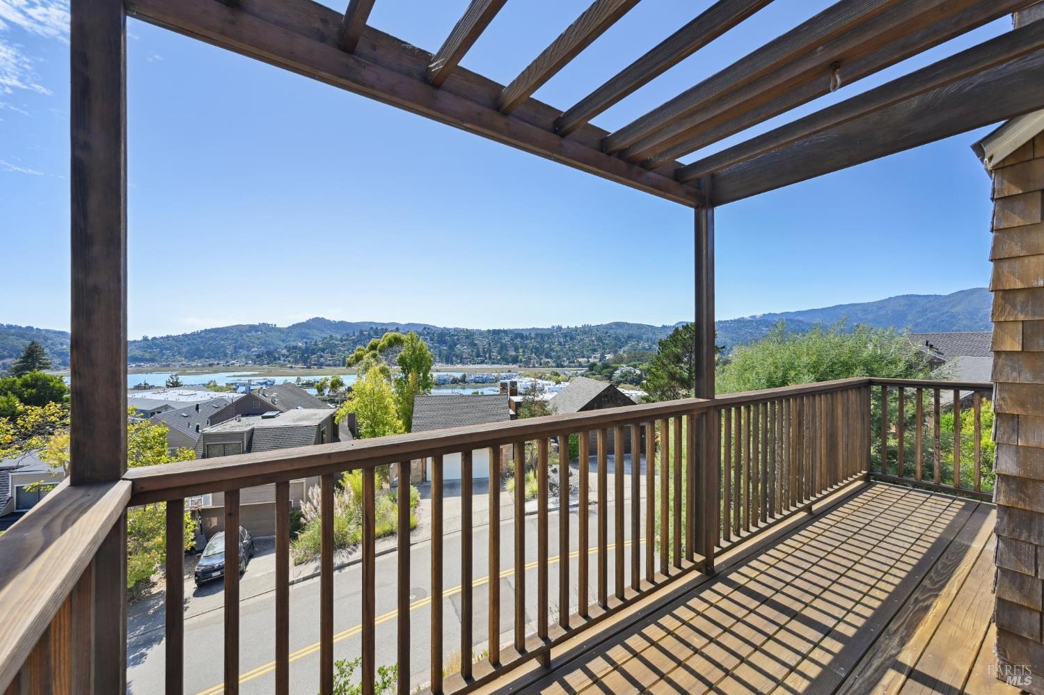 Detail Gallery Image 15 of 44 For 4 Milland Ct, Mill Valley,  CA 94941 - 3 Beds | 2/1 Baths
