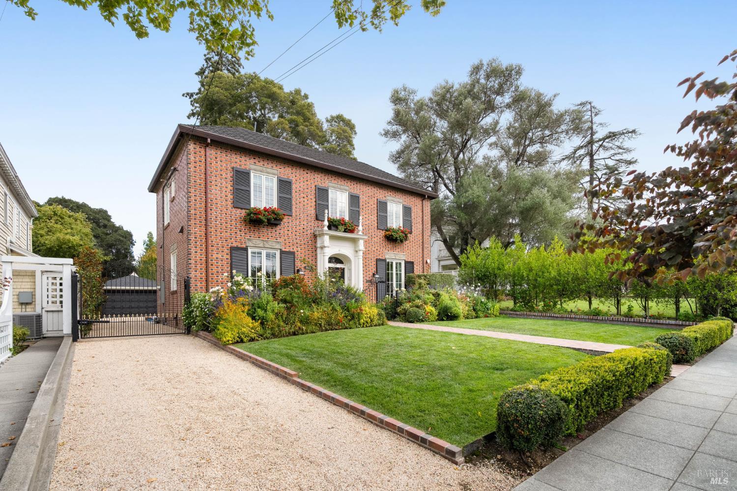 Detail Gallery Image 2 of 51 For 853 D St, Petaluma,  CA 94952 - 3 Beds | 2/1 Baths