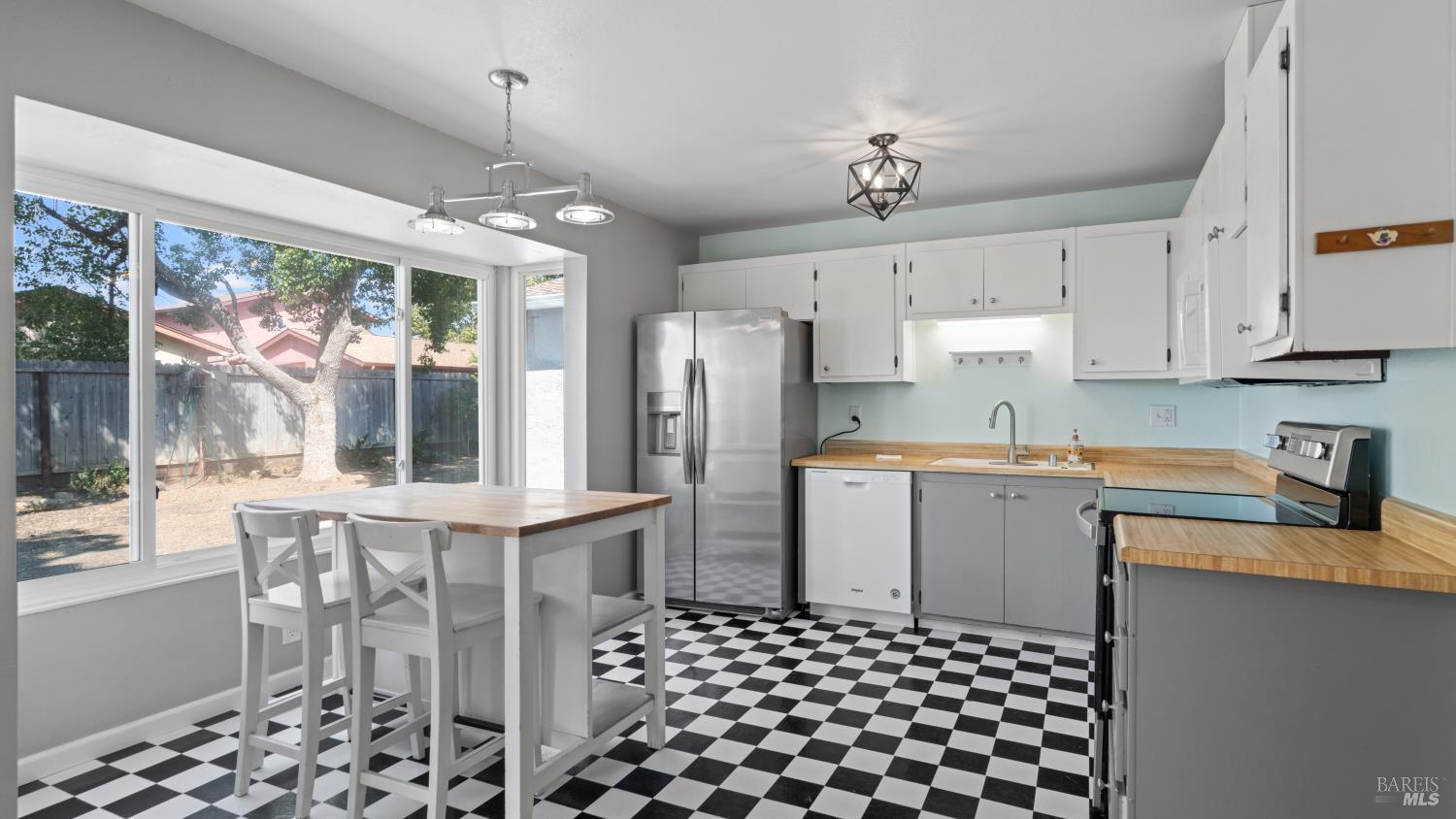 Detail Gallery Image 12 of 36 For 720 E Creekside Cir, Dixon,  CA 95620 - 4 Beds | 2 Baths