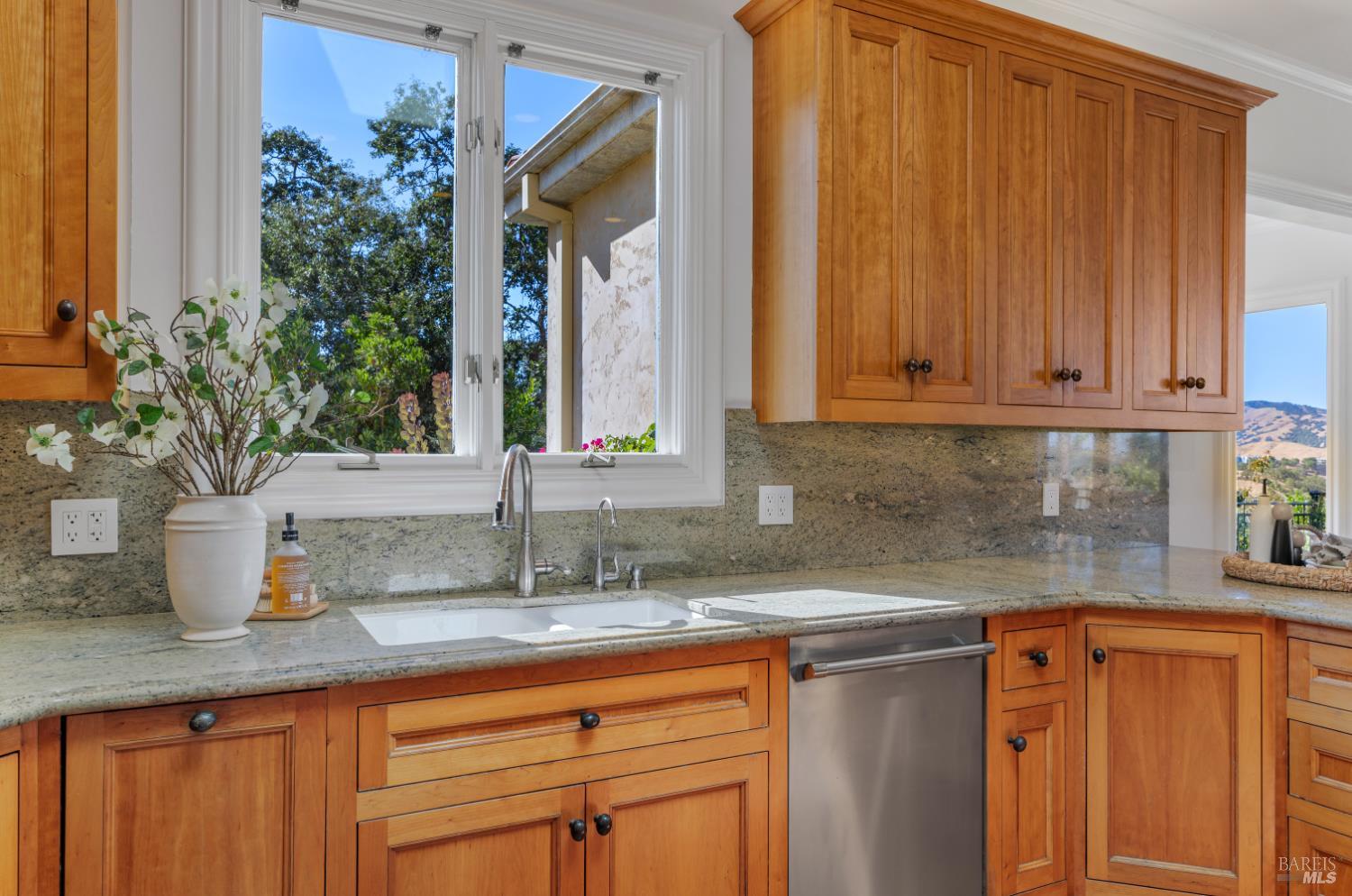 Detail Gallery Image 16 of 73 For 48 Ranch Rd, San Rafael,  CA 94903 - 4 Beds | 4/1 Baths
