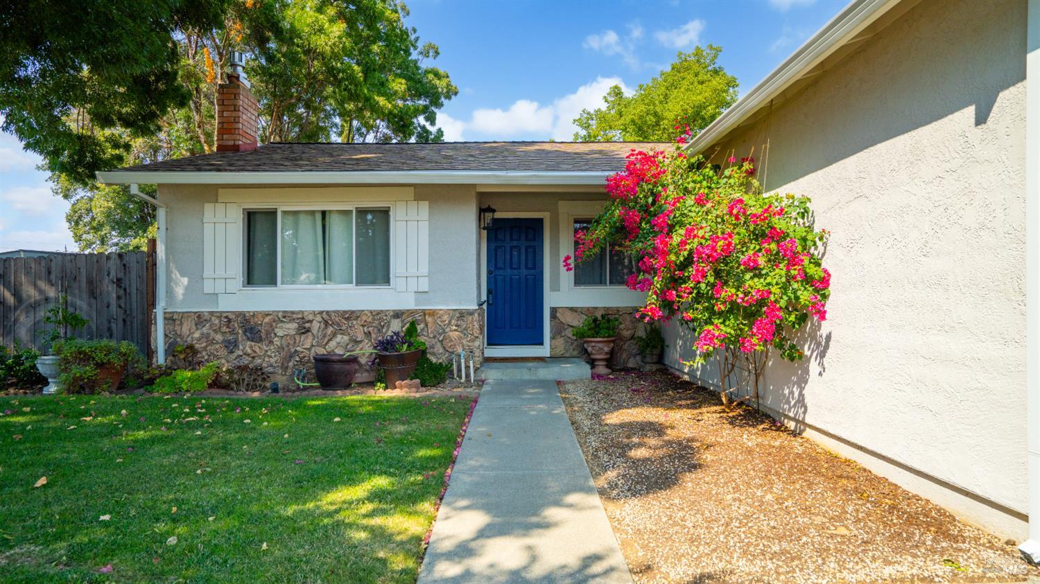 Detail Gallery Image 4 of 36 For 720 E Creekside Cir, Dixon,  CA 95620 - 4 Beds | 2 Baths