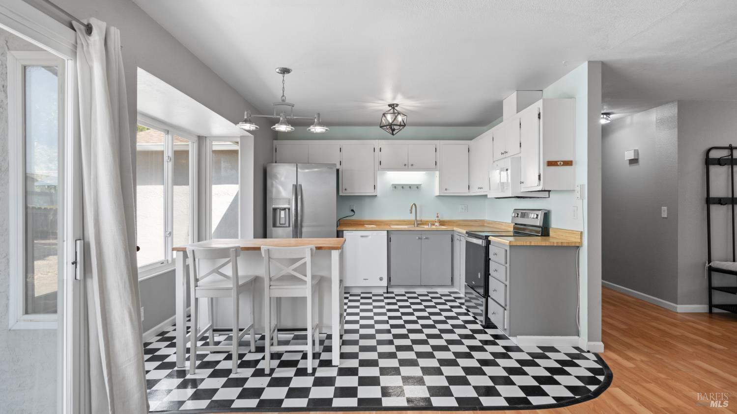 Detail Gallery Image 11 of 36 For 720 E Creekside Cir, Dixon,  CA 95620 - 4 Beds | 2 Baths