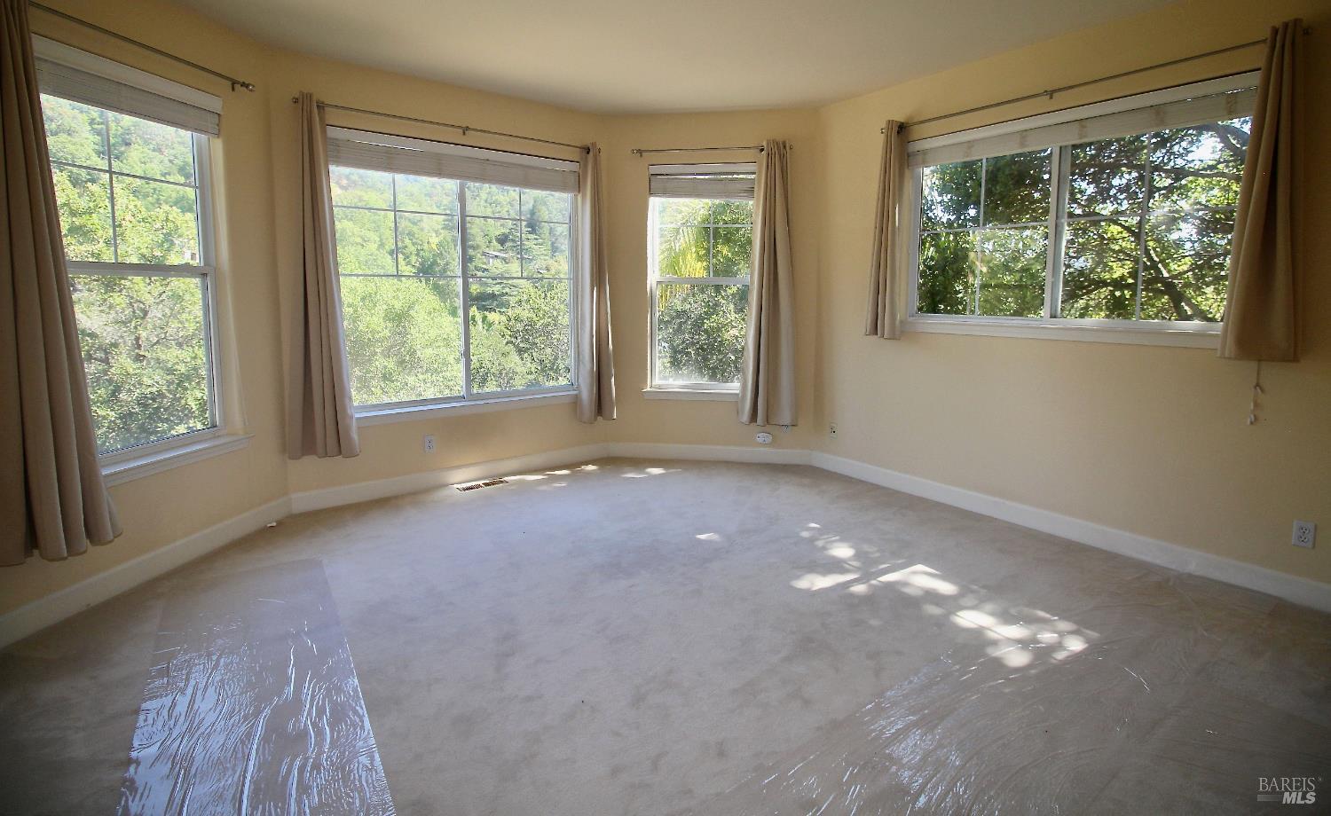 Detail Gallery Image 11 of 26 For 6 Leona Dr, San Rafael,  CA 94903 - 5 Beds | 3/1 Baths