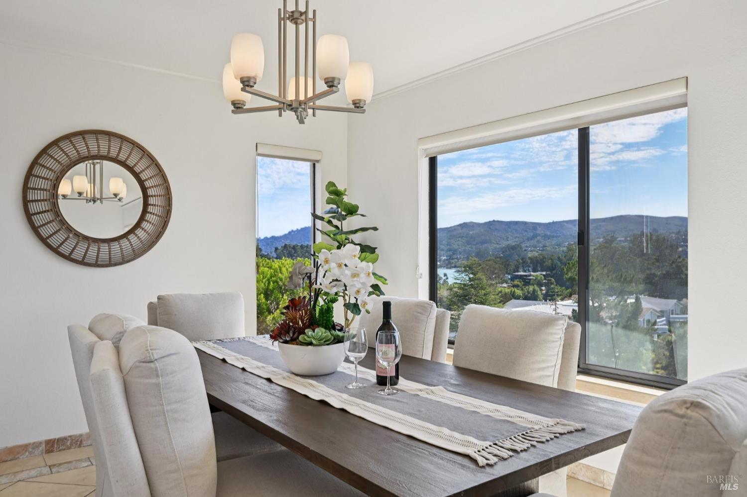 Detail Gallery Image 12 of 44 For 4 Milland Ct, Mill Valley,  CA 94941 - 3 Beds | 2/1 Baths