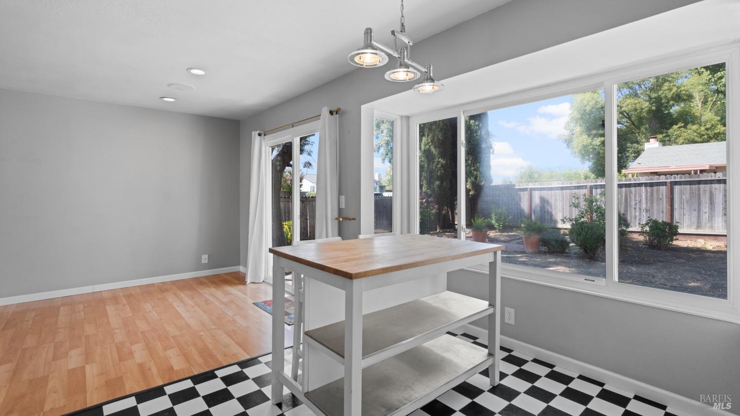 Detail Gallery Image 14 of 36 For 720 E Creekside Cir, Dixon,  CA 95620 - 4 Beds | 2 Baths