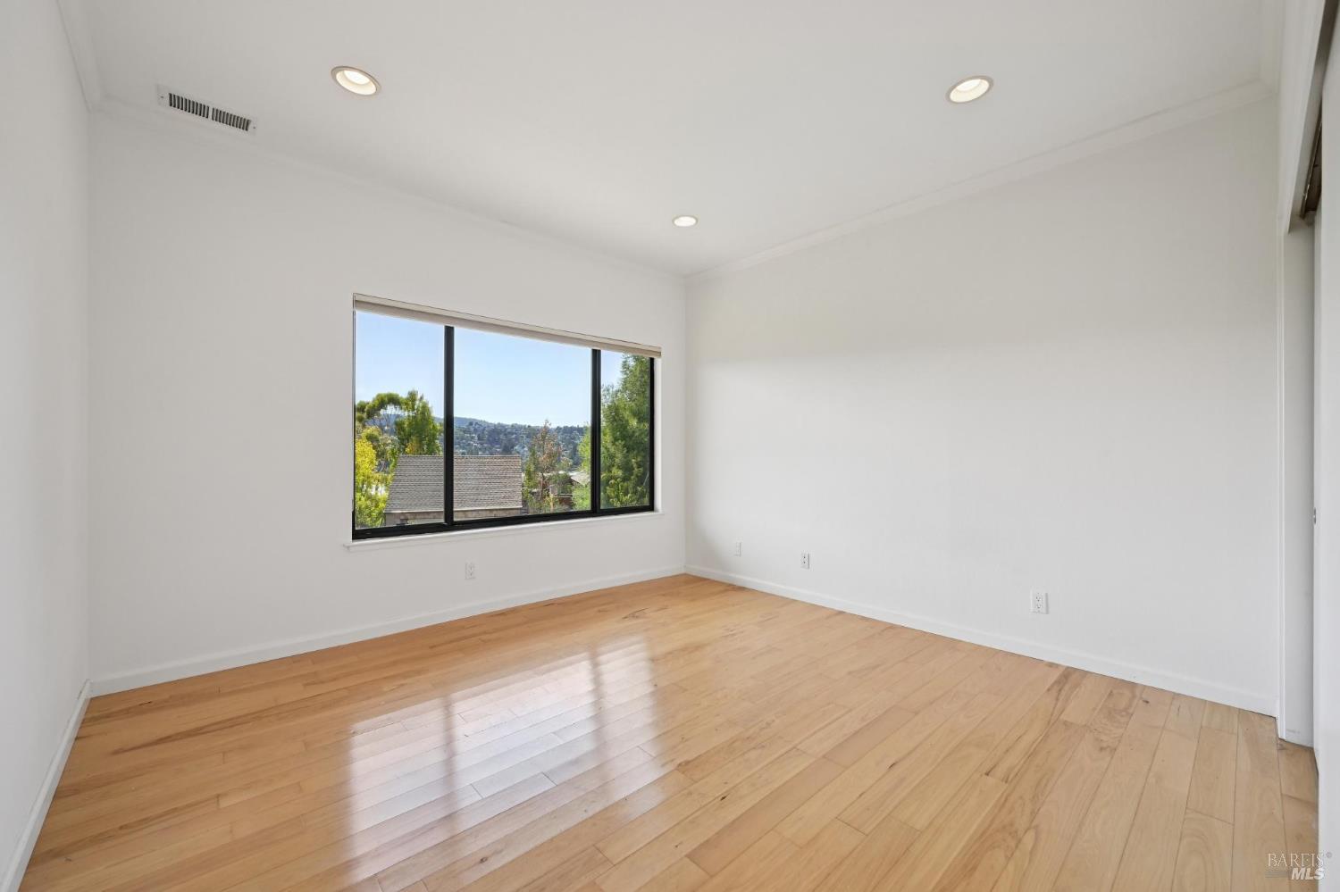 Detail Gallery Image 35 of 44 For 4 Milland Ct, Mill Valley,  CA 94941 - 3 Beds | 2/1 Baths