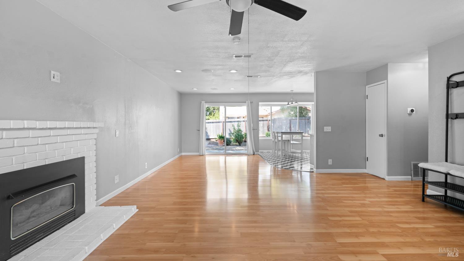 Detail Gallery Image 6 of 36 For 720 E Creekside Cir, Dixon,  CA 95620 - 4 Beds | 2 Baths