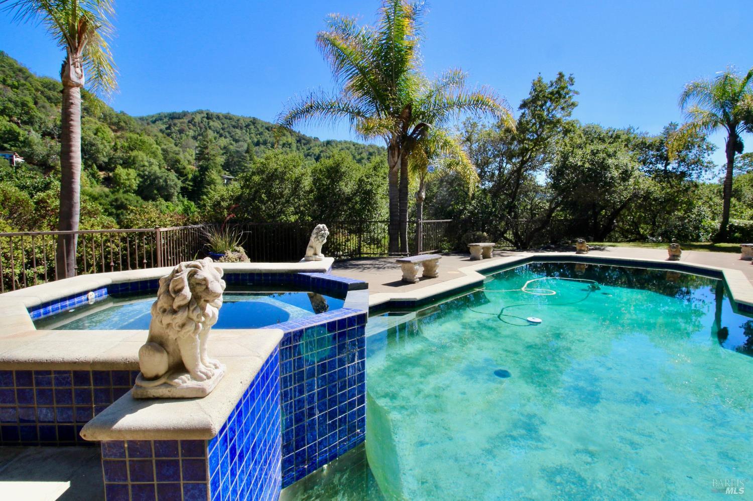 Detail Gallery Image 22 of 26 For 6 Leona Dr, San Rafael,  CA 94903 - 5 Beds | 3/1 Baths
