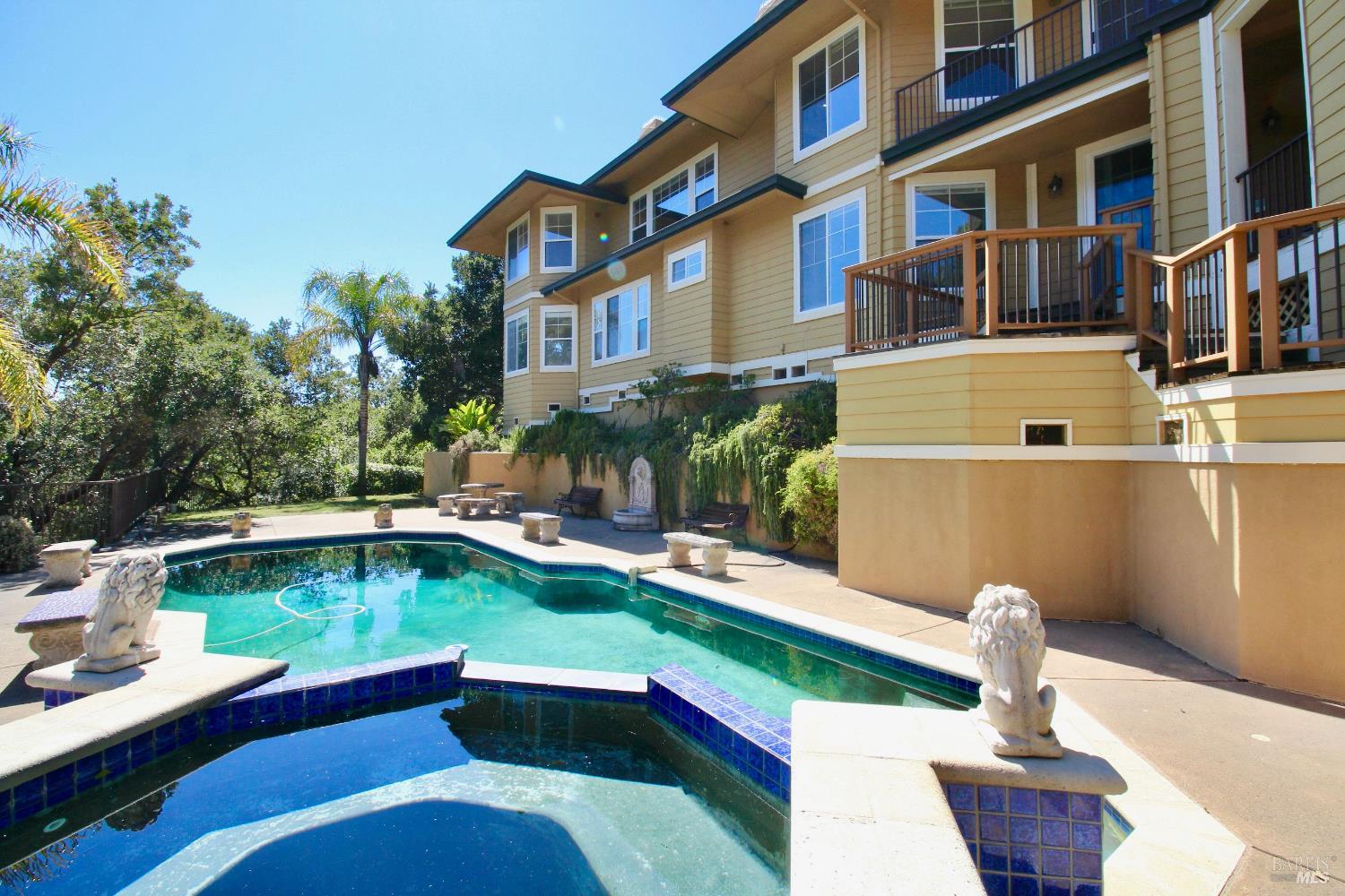 Detail Gallery Image 1 of 26 For 6 Leona Dr, San Rafael,  CA 94903 - 5 Beds | 3/1 Baths