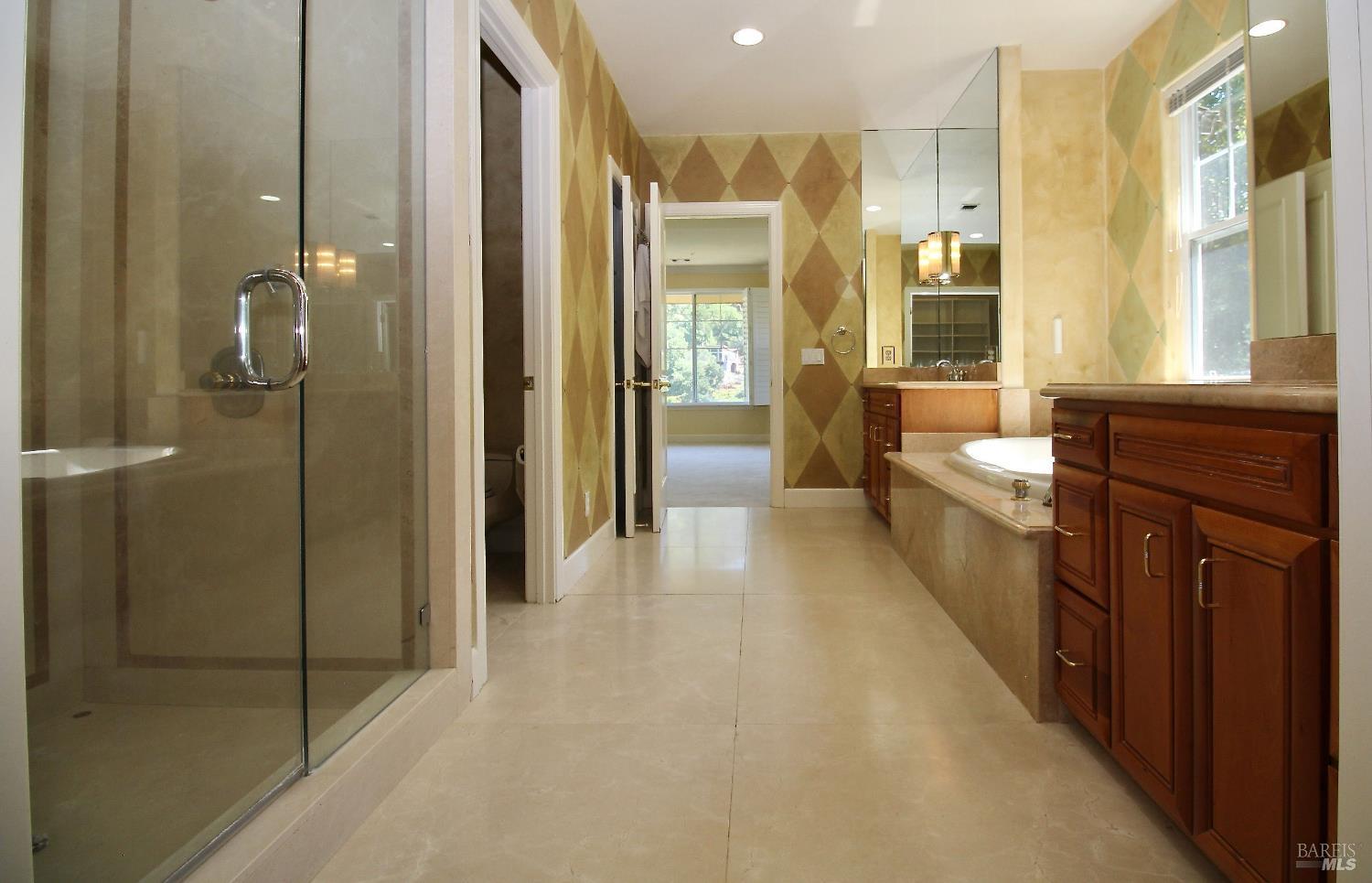 Detail Gallery Image 9 of 26 For 6 Leona Dr, San Rafael,  CA 94903 - 5 Beds | 3/1 Baths