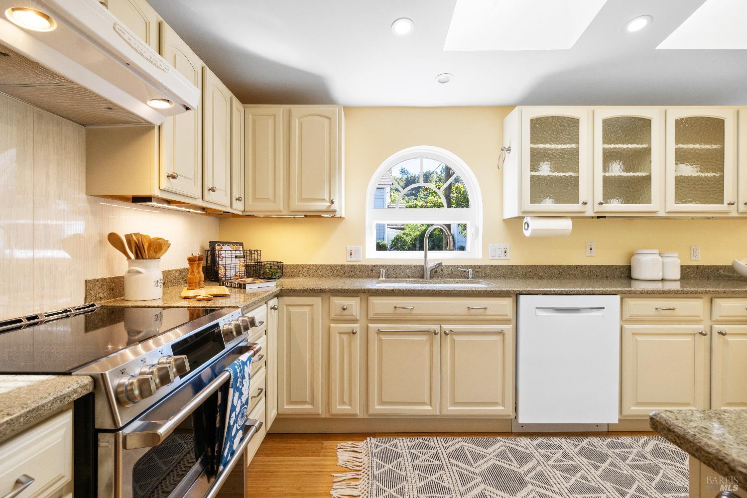 Detail Gallery Image 12 of 38 For 102 Clorinda Ave, San Rafael,  CA 94901 - 3 Beds | 2 Baths
