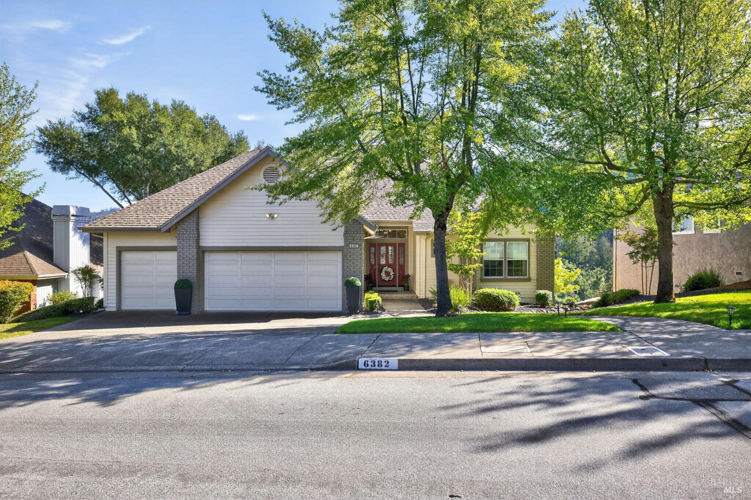 Detail Gallery Image 4 of 66 For 6382 Meadowridge Dr, Santa Rosa,  CA 95409 - 2 Beds | 2 Baths