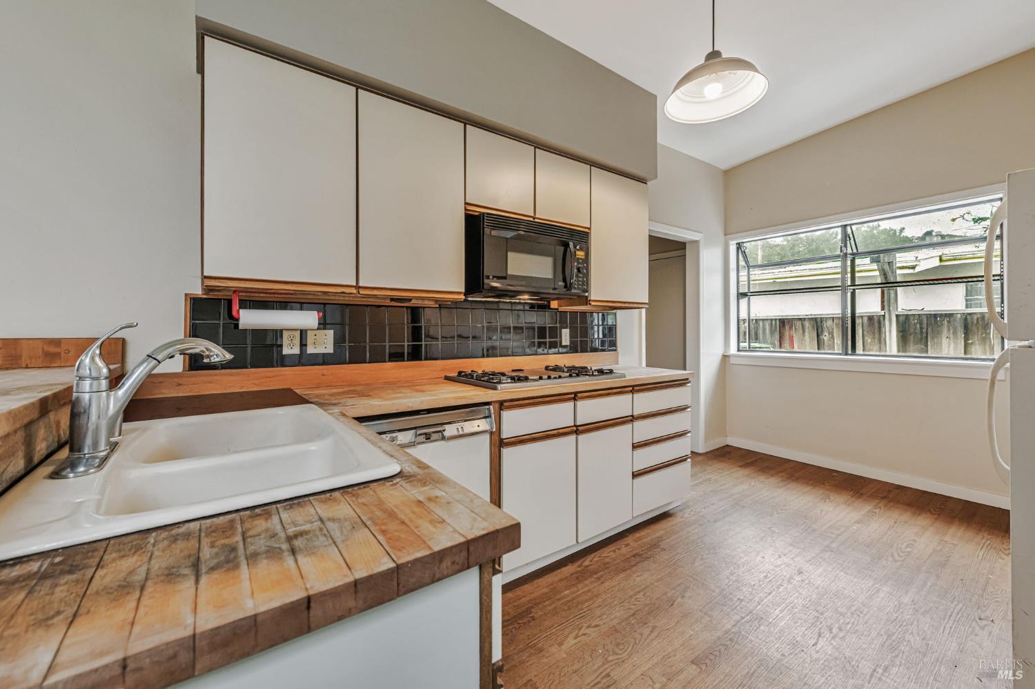 Detail Gallery Image 9 of 33 For 615 Rosal Way, San Rafael,  CA 94903 - 4 Beds | 2 Baths