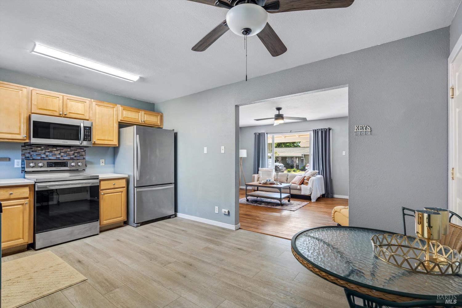 Detail Gallery Image 8 of 19 For 1521 Talmage Ct, Ukiah,  CA 95482 - 3 Beds | 2 Baths