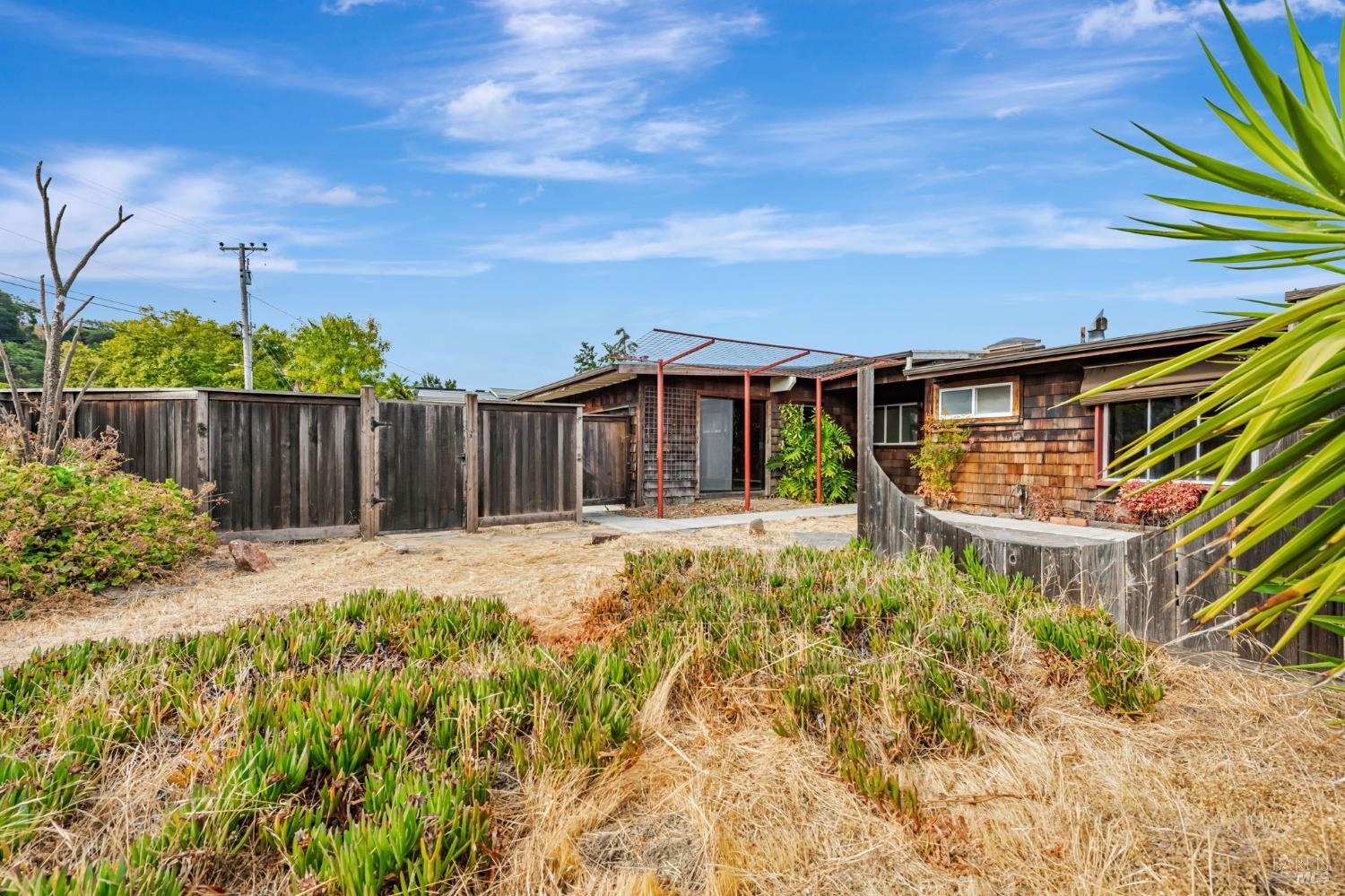Detail Gallery Image 4 of 33 For 615 Rosal Way, San Rafael,  CA 94903 - 4 Beds | 2 Baths