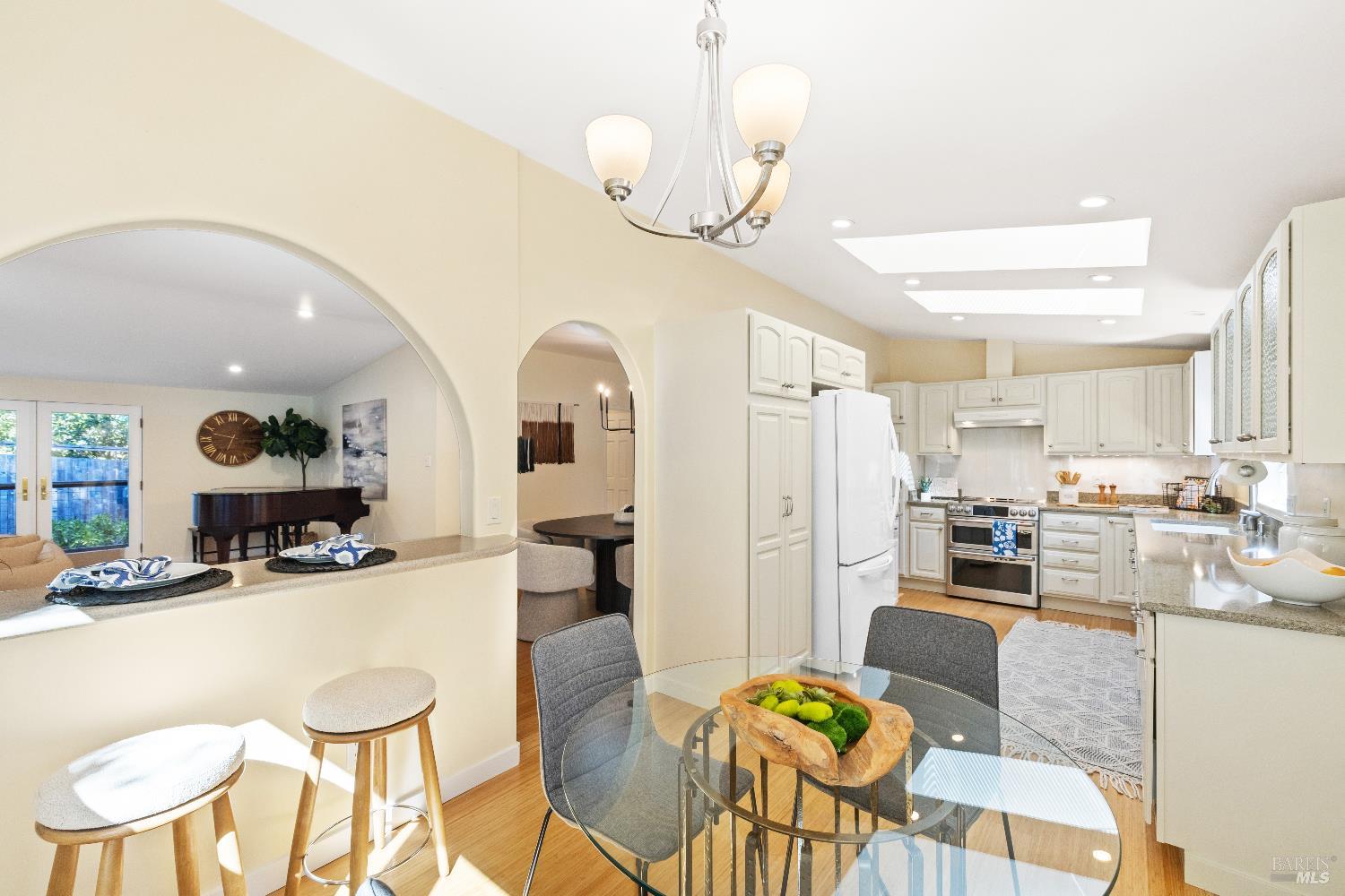 Detail Gallery Image 10 of 38 For 102 Clorinda Ave, San Rafael,  CA 94901 - 3 Beds | 2 Baths