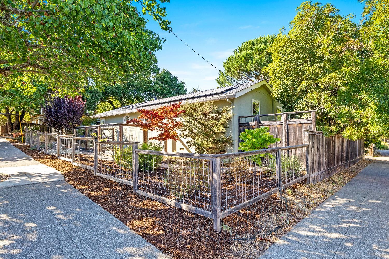 Detail Gallery Image 2 of 38 For 102 Clorinda Ave, San Rafael,  CA 94901 - 3 Beds | 2 Baths