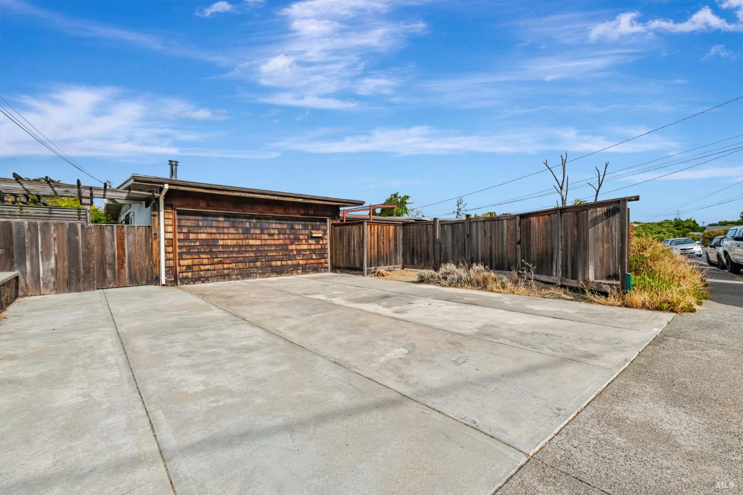 Detail Gallery Image 3 of 33 For 615 Rosal Way, San Rafael,  CA 94903 - 4 Beds | 2 Baths