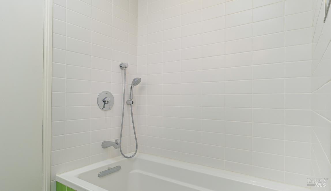 Detail Gallery Image 17 of 24 For 29 Surrey Ln, San Rafael,  CA 94903 - 3 Beds | 1/1 Baths