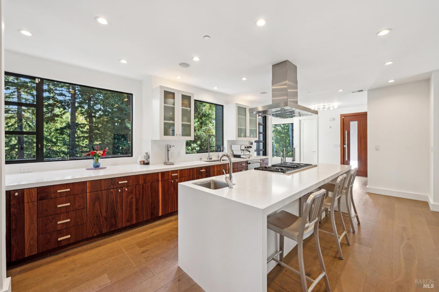 Detail Gallery Image 4 of 29 For 290 Edgewood Ave, Mill Valley,  CA 94941 - 4 Beds | 3/1 Baths
