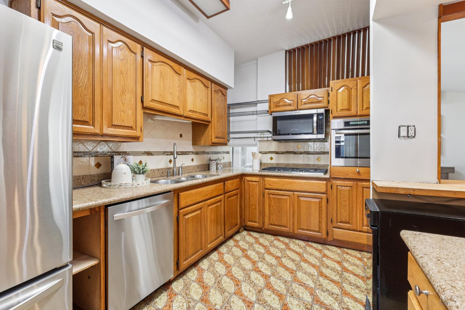 Detail Gallery Image 16 of 58 For 833 Estancia Way, San Rafael,  CA 94903 - 3 Beds | 2 Baths