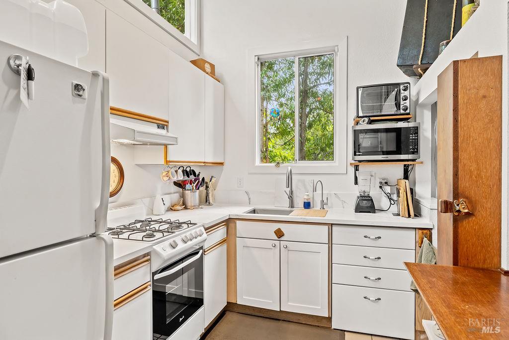 Detail Gallery Image 14 of 77 For 15990 Drake Rd, Guerneville,  CA 95446 - 1 Beds | 1 Baths