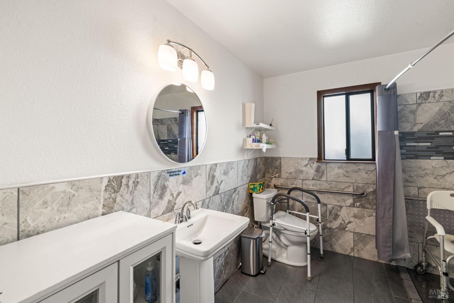 Detail Gallery Image 16 of 38 For 5525 Carriage Ln, Sonoma,  CA 95403 - 4 Beds | 2 Baths