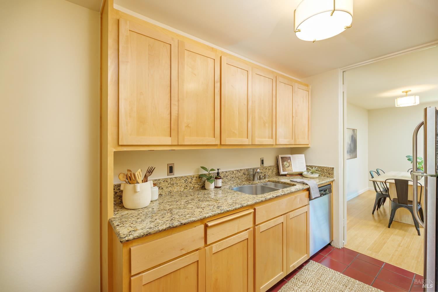 Detail Gallery Image 8 of 24 For 29 Surrey Ln, San Rafael,  CA 94903 - 3 Beds | 1/1 Baths