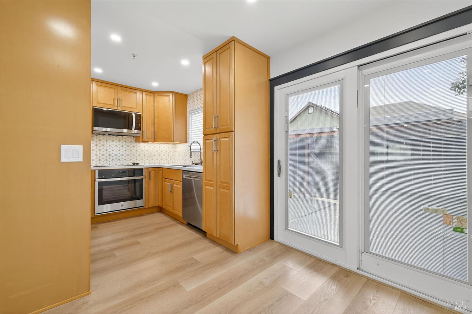 Detail Gallery Image 6 of 28 For 1076 Eleanor Ave, Rohnert Park,  CA 94928 - 2 Beds | 1/1 Baths