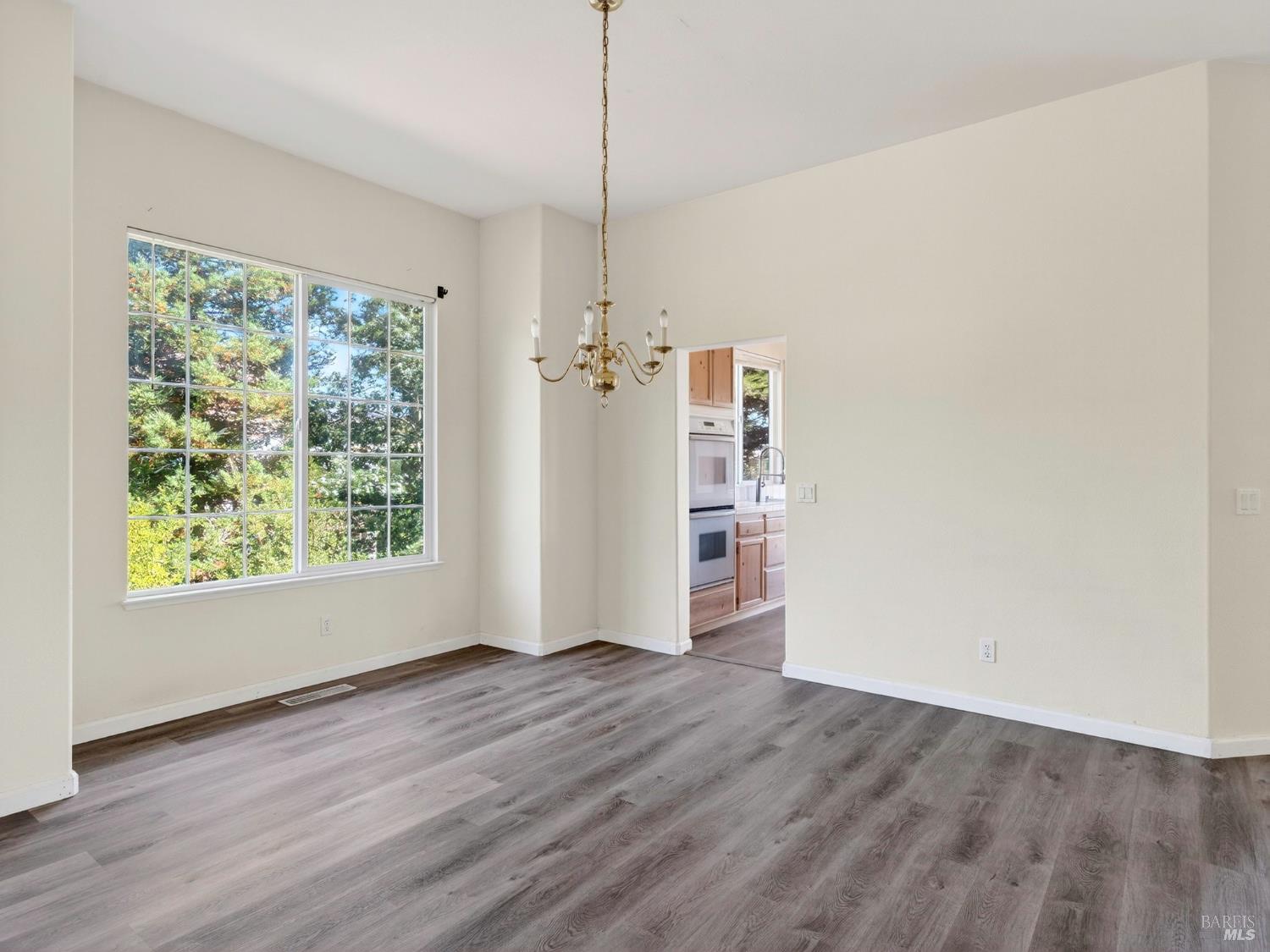 Detail Gallery Image 9 of 66 For 5794 Owl Hill Ave, Santa Rosa,  CA 95409 - 4 Beds | 2/1 Baths
