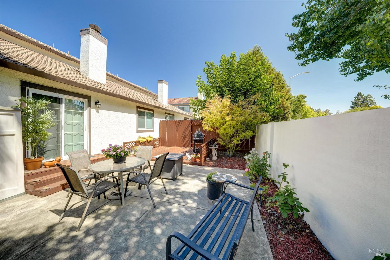 Detail Gallery Image 30 of 33 For 15 Francis Cir, Rohnert Park,  CA 94928 - 3 Beds | 2 Baths