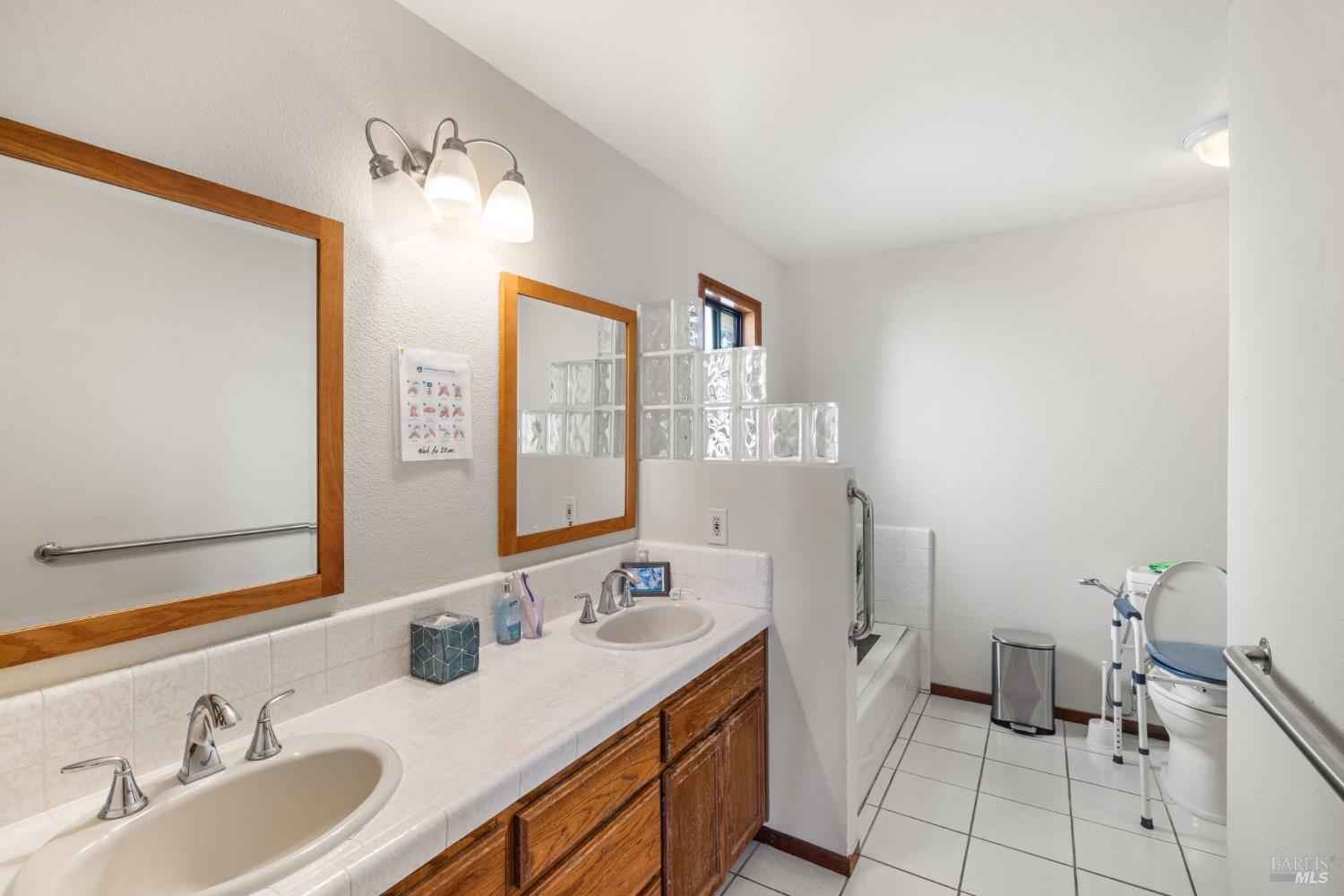 Detail Gallery Image 14 of 38 For 5525 Carriage Ln, Sonoma,  CA 95403 - 4 Beds | 2 Baths