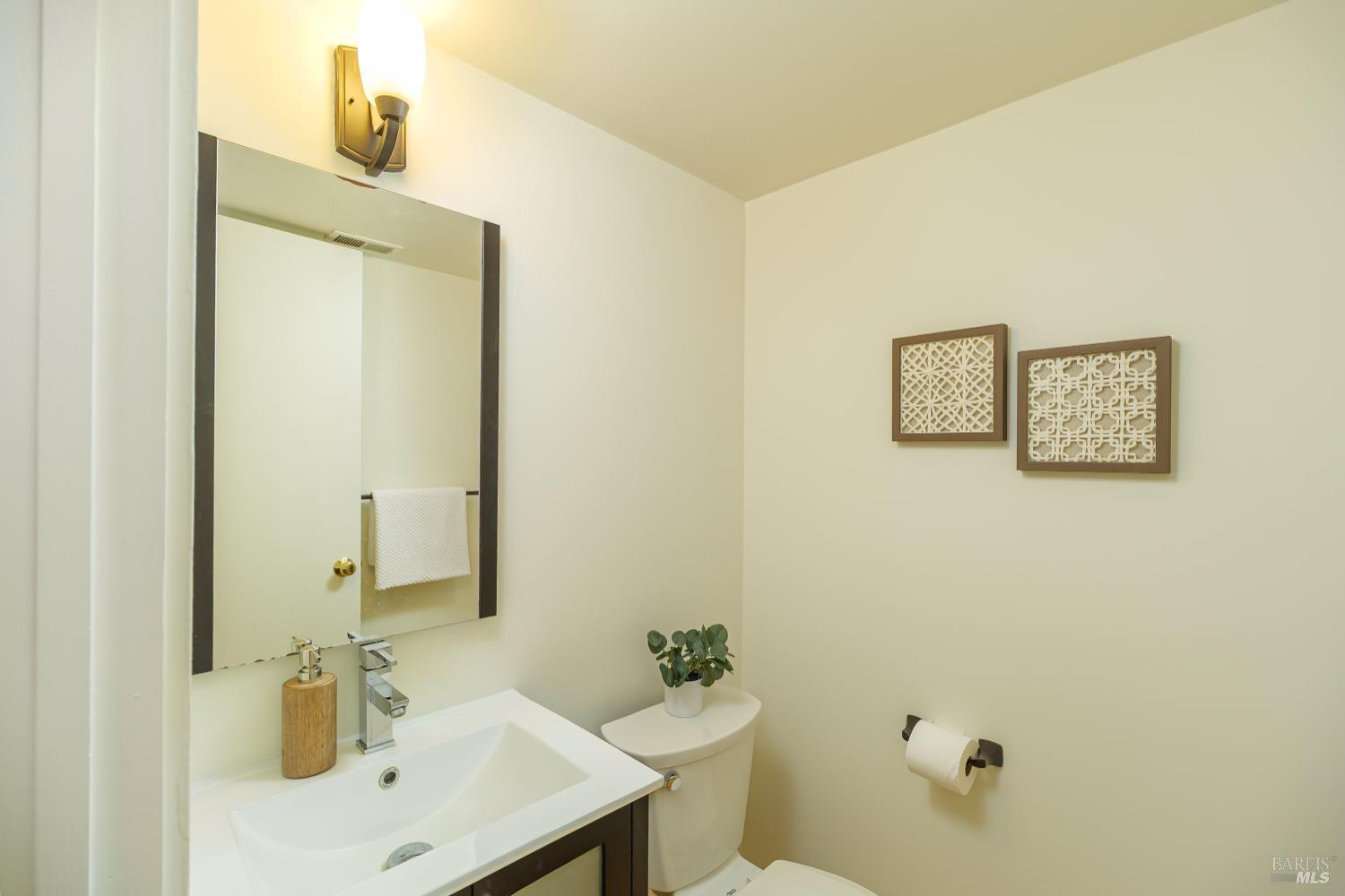 Detail Gallery Image 9 of 24 For 29 Surrey Ln, San Rafael,  CA 94903 - 3 Beds | 1/1 Baths