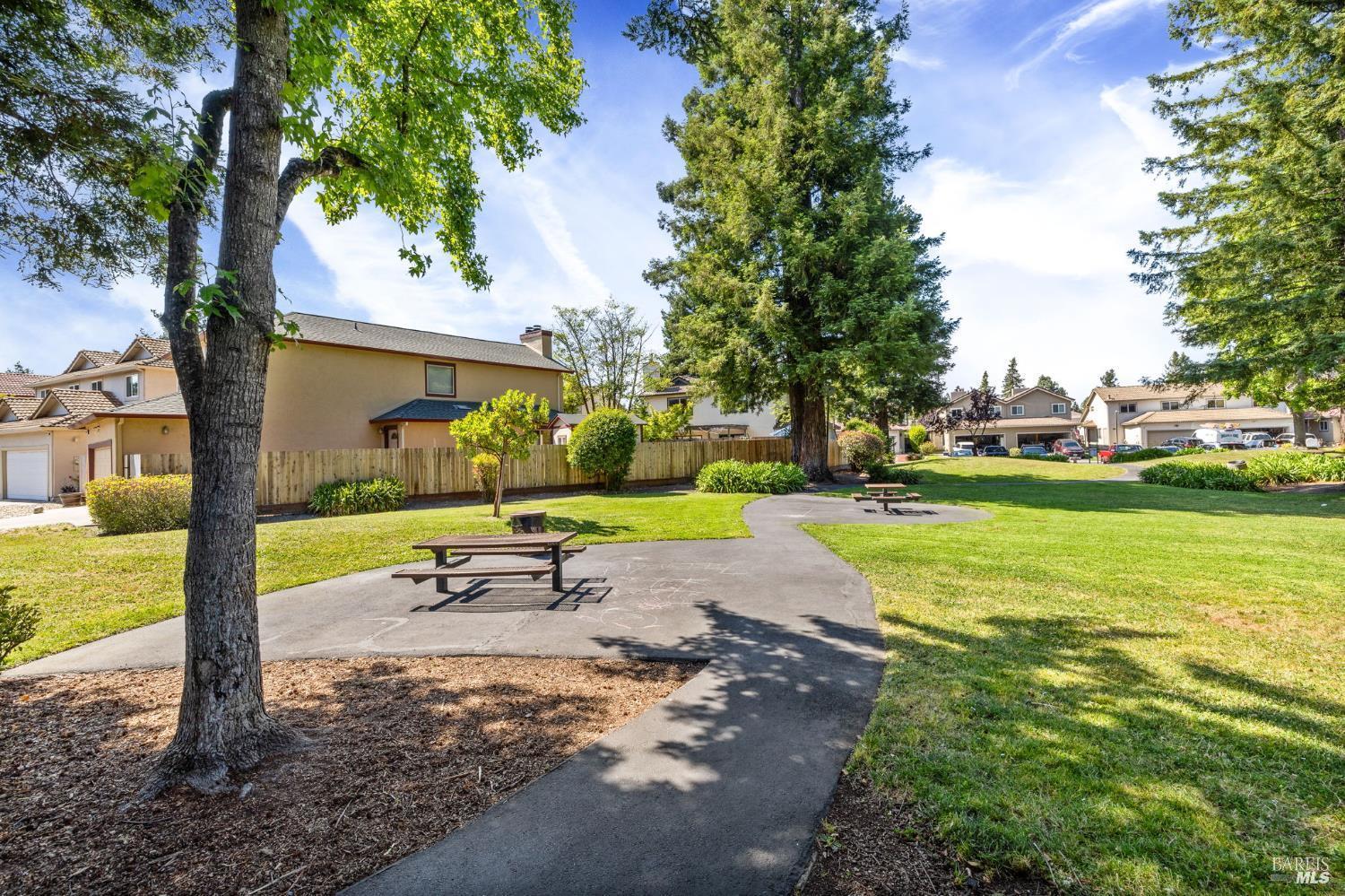 Detail Gallery Image 33 of 33 For 15 Francis Cir, Rohnert Park,  CA 94928 - 3 Beds | 2 Baths
