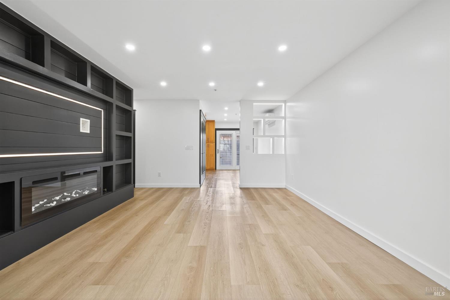 Detail Gallery Image 3 of 28 For 1076 Eleanor Ave, Rohnert Park,  CA 94928 - 2 Beds | 1/1 Baths