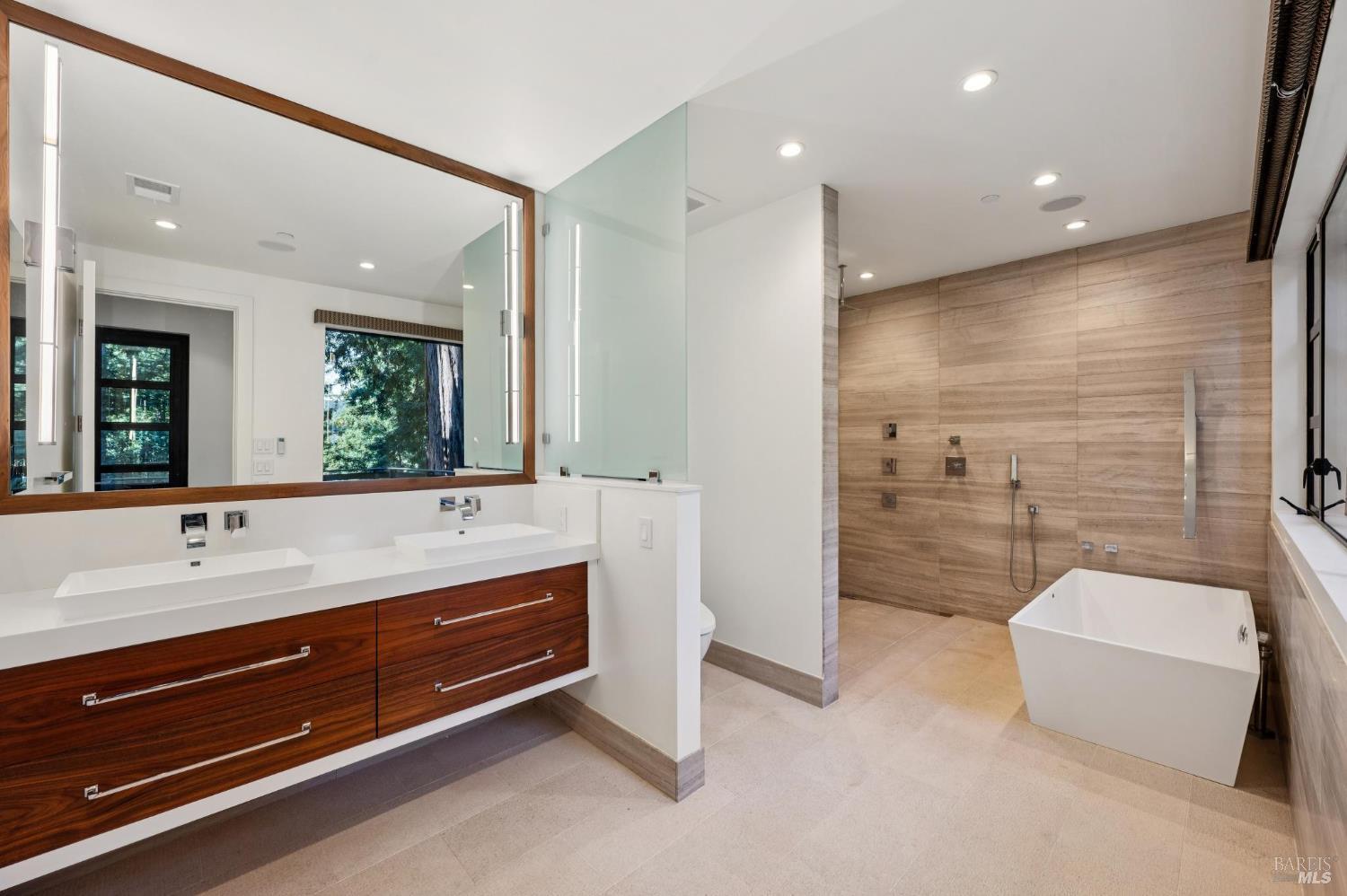 Detail Gallery Image 14 of 29 For 290 Edgewood Ave, Mill Valley,  CA 94941 - 4 Beds | 3/1 Baths