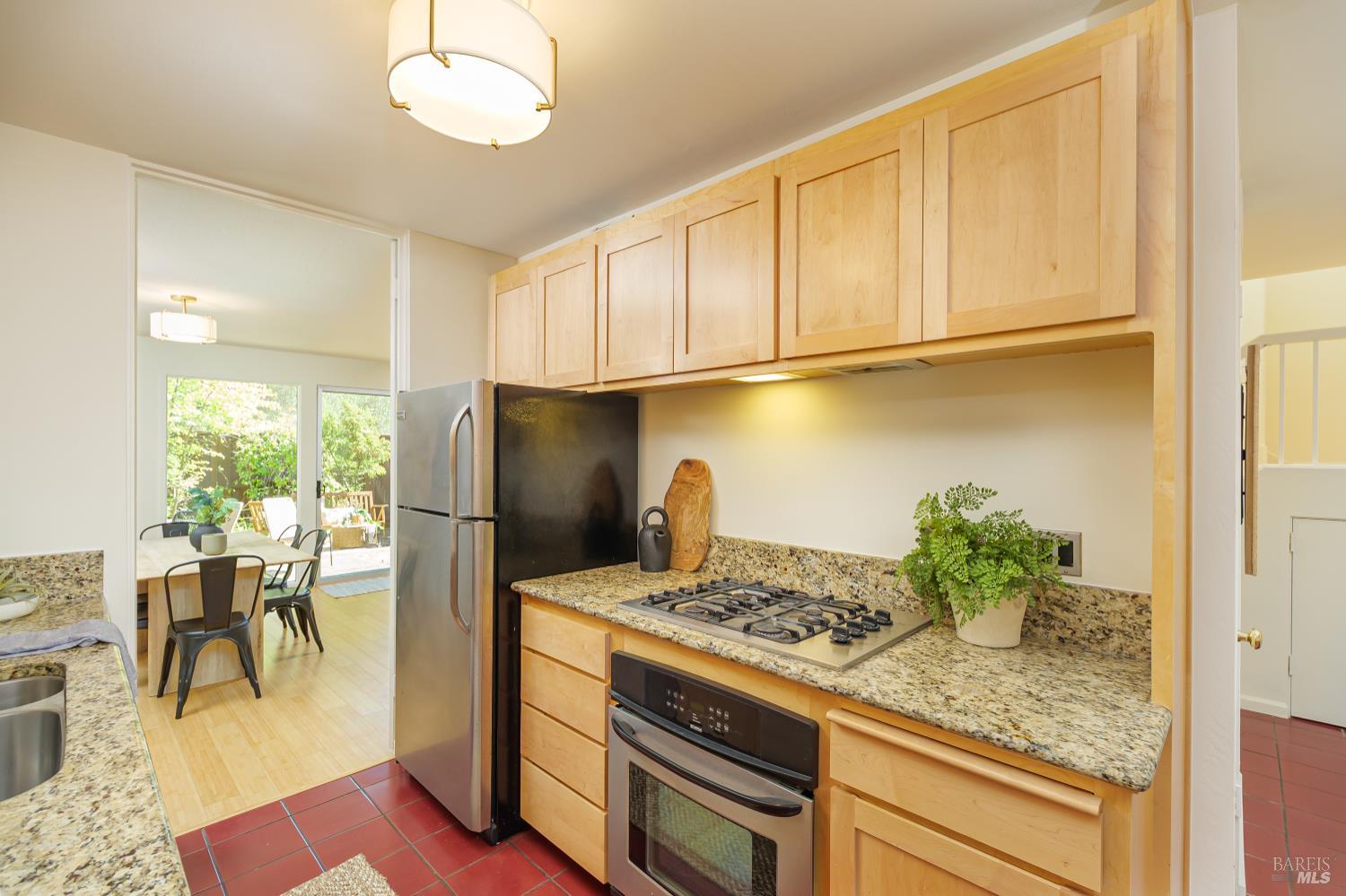 Detail Gallery Image 7 of 24 For 29 Surrey Ln, San Rafael,  CA 94903 - 3 Beds | 1/1 Baths