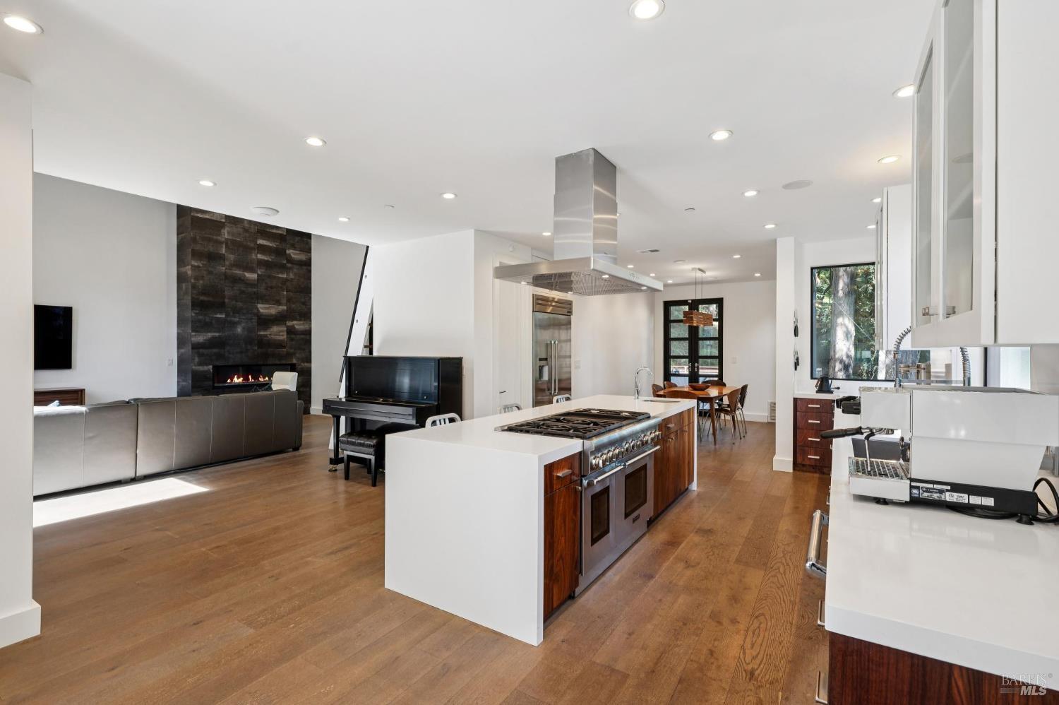 Detail Gallery Image 8 of 29 For 290 Edgewood Ave, Mill Valley,  CA 94941 - 4 Beds | 3/1 Baths