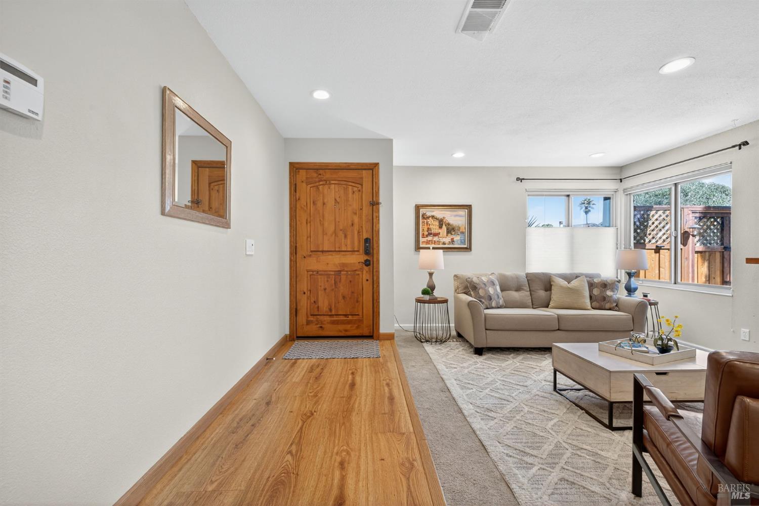 Detail Gallery Image 14 of 54 For 204 Prince Albert Ct, Petaluma,  CA 94954 - 3 Beds | 2 Baths