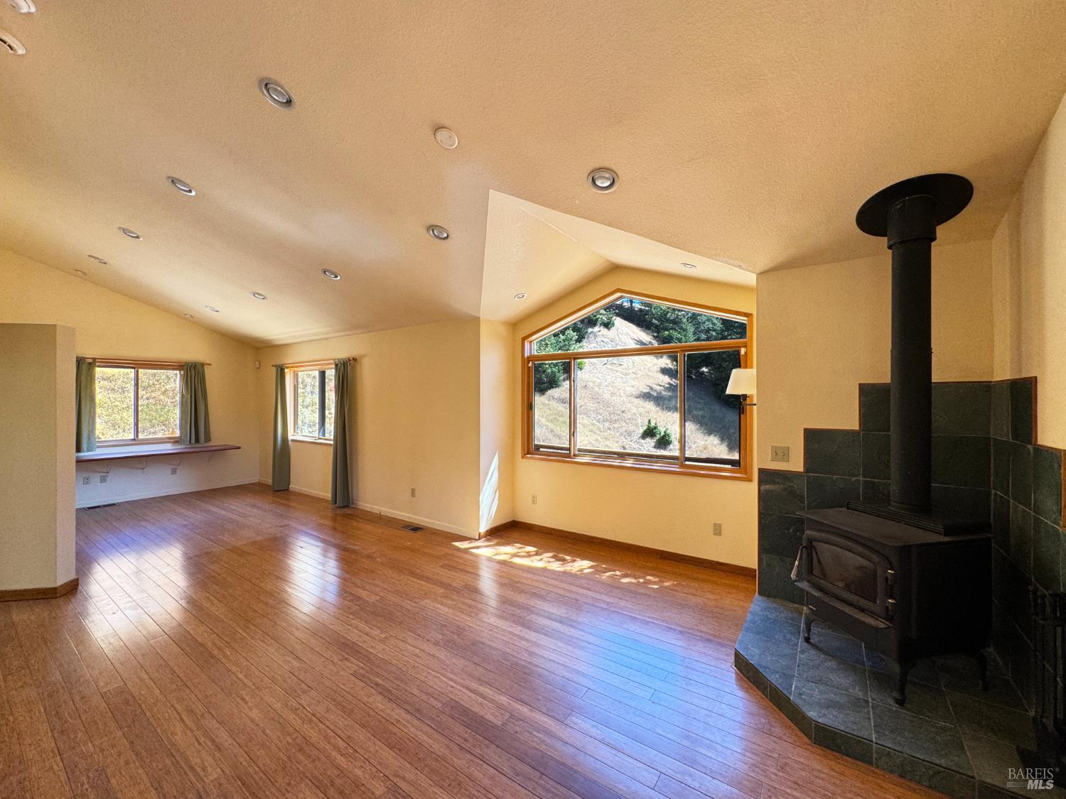 Detail Gallery Image 7 of 28 For 4260 Blackhawk Dr, Willits,  CA 95490 - 2 Beds | 2 Baths